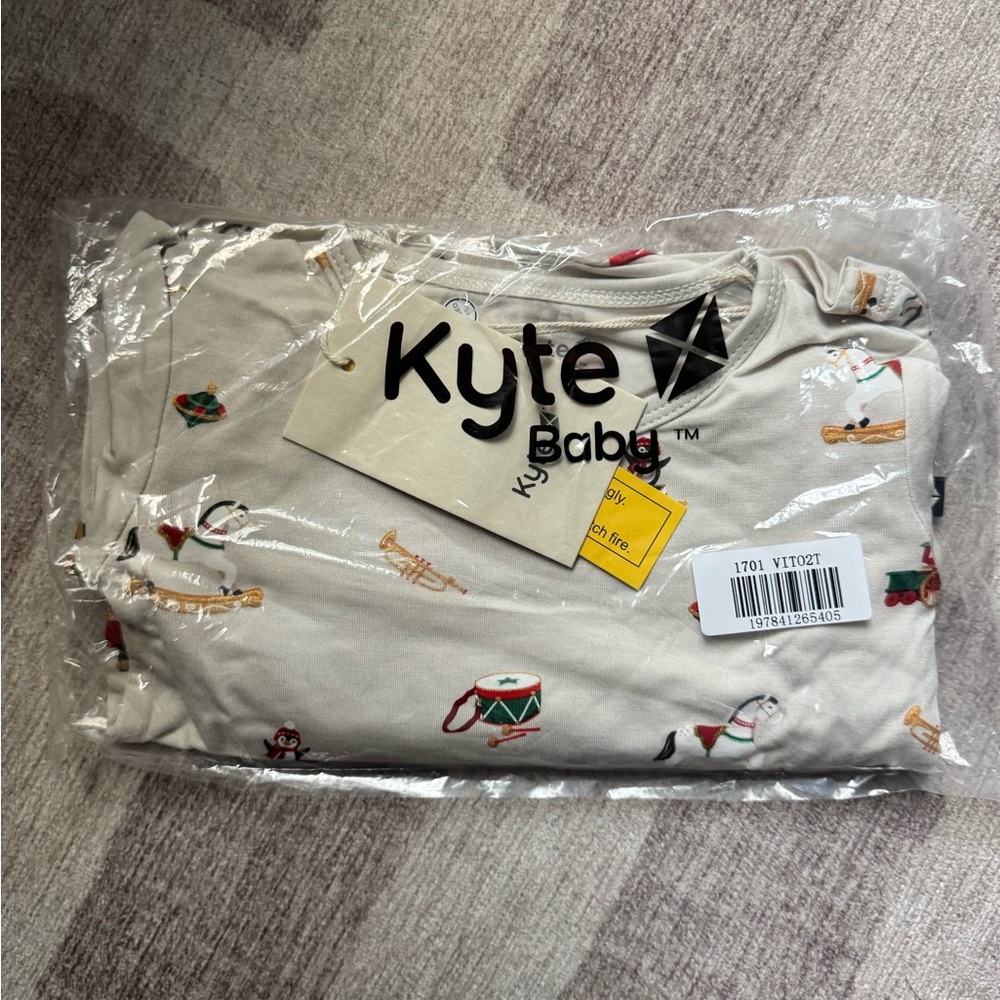 Kyte BABY Cream Holiday Toy-Print Kids Pajama Top - BRAND NEW